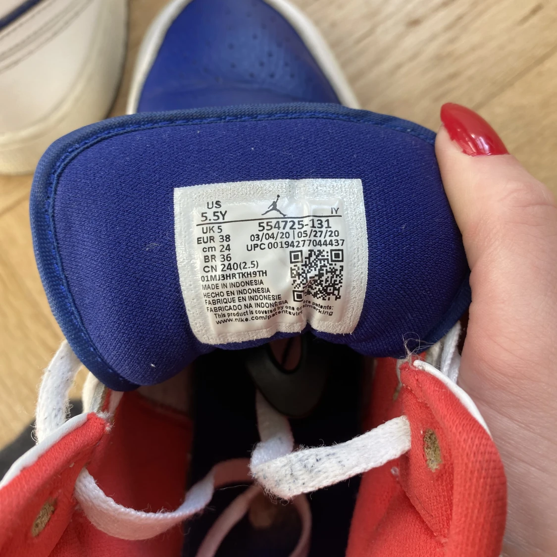 Säljer ett par Damsneakers. Jordan 1 mid White Laser Orange Deep Royal Blue - 91