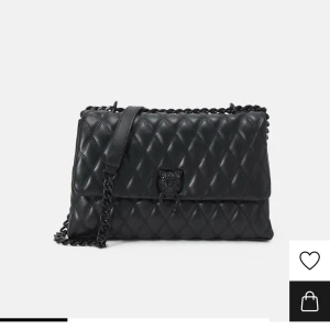 Kurt Geiger liknande väska - Super fin Kurt Geiger liknande väska! Använt ett fåtal gånger så inga defekter, som ny! Skriv för egna bilder, nypris 600❤️