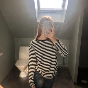 Randig långärmad  - Jättesöt lång ärmad tröja från H&M! Använd för mer än ett år sen men inte sen dess, superbra skick!🫶🏼