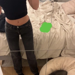 Low straight jeans   - Low straight jeans från Gina tricot, sparsamt använda o ser helt nya ut. Midjemått är 72, och inerben är 80 o jag är 165 o dom sitter bra på längden❤️