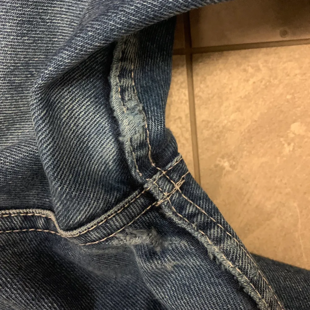 Högmidjade jeans med knappar på framsidan, storlek W31 och L32 och passar mig som är storlek 36-38 i byxor och 168 cm.. Jeans & Byxor.