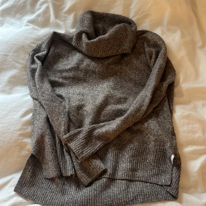 Polotröja - Tröja från veromoda! Super mysig men använder inte längre. Inga tecken på användning😁säljer  för 100kr+frakt
