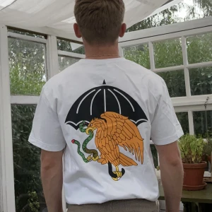 Kortärmad tröja Helas caps - Tjena! Säljer min tröja från Helas caps. I princip aldrig använd, 9,5/10 i skick. Hör av dig vid minsta lilla fundering och var inte rädd för att pruta!