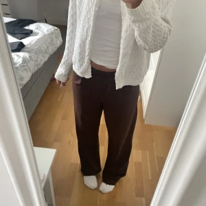 Kostymbyxa - Säljer dessa super fina bruna kostymbyxorna från Nelly då de inte kommer till användning längre. Jag är 166cm och om ni har frågor är de bara och skriva.💕
