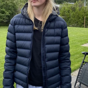 Colmar orginal - Colmar orginal jacka i mörkt blå med luva och fickor. Storlek 166 cm. Använd men i nytt skick