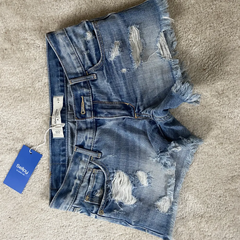 Säljer skit snygga jeansshorts från abercrombie & Fitch via sellpy. Aldrig använda så i nyskick, säljer då de är för små för mig! Skriv för frågor. Shorts.