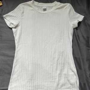 vit tröja från lindex  - vit lite ribbad tshirt ifrån Lindex! jag säljer den då den ej används längre. den är använd många gånger men ändå i bra skick! priset kan diskuteras 🥰