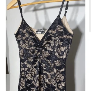 Spets klänning - Finns att köpa på jealoussecondhand.com