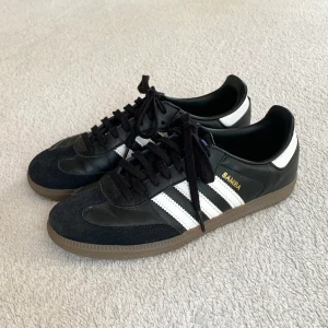Adidas Samba - Ovanliga svarta sneakers i modellen Samba från Adidas! Använda ett fåtal gånger och är i riktigt bra skick ❤️‍🔥