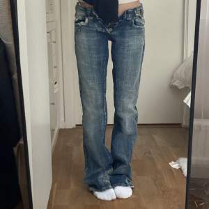 Så fina lågmidjade jeans med unik vintage wash ❤️ Köpta här på plick men var tyvärr för små på mig!  Midja tvärs över: 32cm Innerbenslängd: 81cm