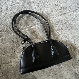 Zara väska - Svart axelremsväska 🩵