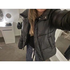 Nelly jacka - Säljer min snygga jacka från Nelly då jag köpt en annan. Inte mycket använd, väldigt fräsch. Storlek 34 men passar på mig som vanligtvis har s. 