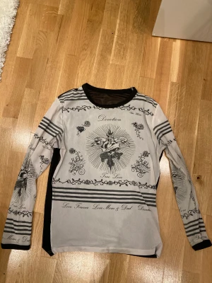 Långärmad drainer tröja - Mycket fin men kommer tyvärr inte till användning längre. Storlek är oklar med kanske L?