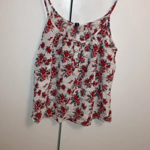 Blommigt flowit linne  - Blommigt flowit linne