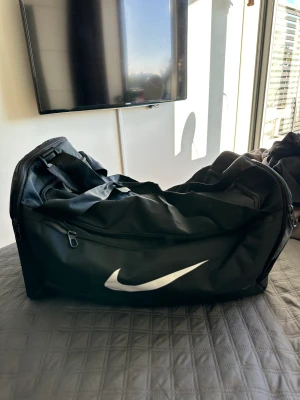 Träningsväska Nike ⚡️ - Knappt använd men den har fått defekter vid den lilla använingen jag hann göra. En fläck innuti som blev av pga en hårolja jag hade med mig och en fläck utanpå som jag inte lyckas få bort. Köpt för 399kr på zalando. Försten till kvarn! ⚡️
