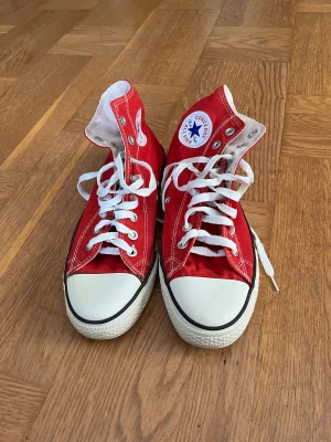 Röda Converse  - Röda Converse i storlek 8 1/2 (41-42). använda men i mycket bra skick. Nypris 1000kr.