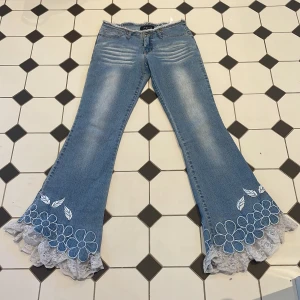 Lågmidjade jeans  - Lågmidjade jeans med så coola detaljer tyvärr för små för mig i midjan :( ganska stretchiga. Midjemått tvärs över 36cm innerbenslängd 80cm 