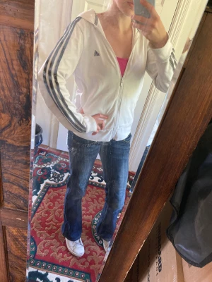 Jättesnygg adidaskofta - Snygg adidaskofta, lite slitage på ärmarna men inget man tänker på. Limmer tyvärr inte till användning längre💕  Det står ingen storlek men jag skulle säga xs/s