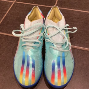 Adidas futsalsko  - Adidas X speedportal futsalsko storlek 40. Endast använda några gånger innan min son växte ur dem. De är som nya & inköpta i vintras. 