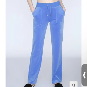 Juicy couture byxor - Säljer dessa då jag är i behov av pengar och dom inte kommer så mycket till användning, super sköna å fina byxor. Finns inga hål eller liknande å dom är i storlek XS. 