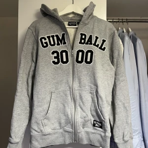 Gumball 3000 Hoodie - Gumball 3000 Hoodie i nyskick! Dåligt ljus i rummet där av någon färgskiftning på tröjan.