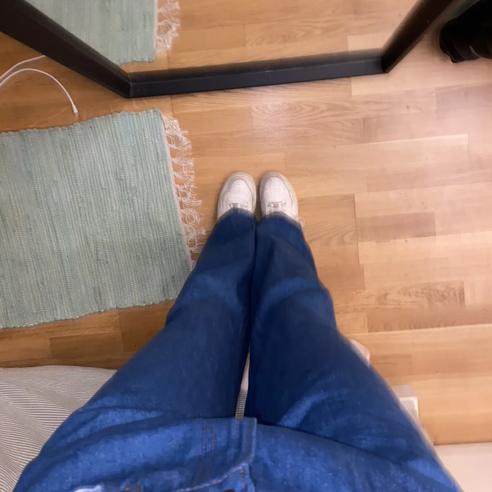 Blå jeans med långa ben (är själv 173) . Jeans & Byxor.
