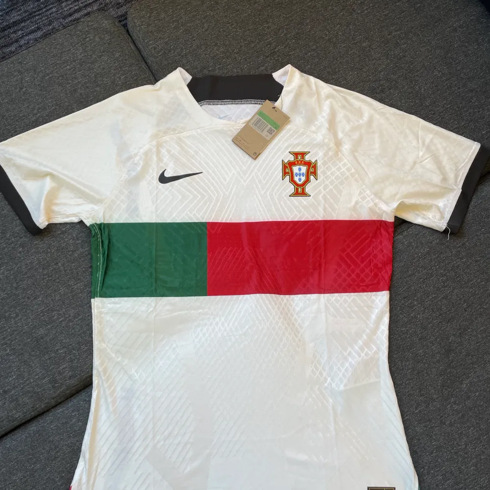 Portugal Borta Jersey Finns  S-XL Pris 299kr Finns att mötas annars fraktas på köparen bekostnad.. T-shirts.