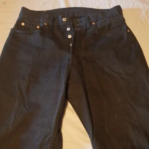 Helt nya Lewis original svarta  - Lewis 501 raka vida ben modell stl.31/30 Helt nya köpta i USA