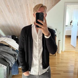 Kofta - Kofta från Zara Storlek: M sitter som S Pris:150 kr + frakt Skriv om ni har frågor