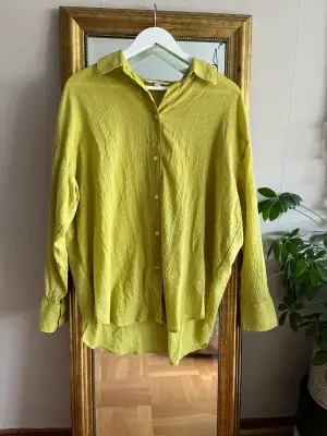 Limegrön oversized skjorta. Nyss köpt och bara använd 2 ggr. 100% bomull