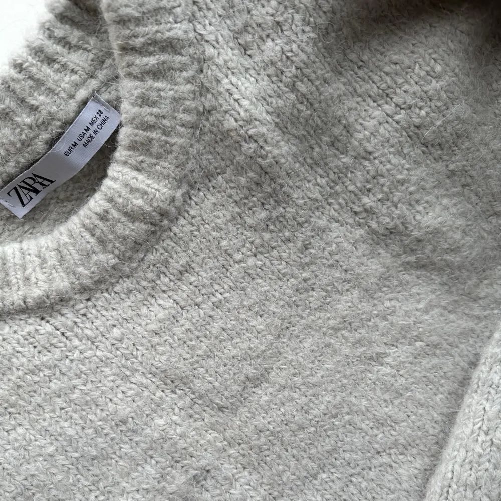Superfin ljusgrå stickad tröja, köpt på Zara i Rom 💖Bara använd ett fåtal gånger så den är som ny. Står att den är i storlek M men skulle mer säga att den är en S. Köparen står för frakt🥰. Stickat.