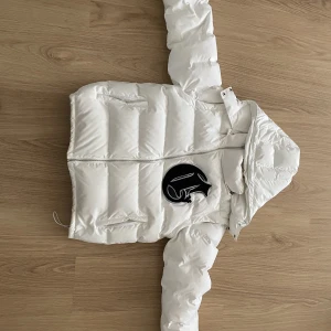 Corvidae Jacka  - Vit corvidae jacka. I storlek small. Skriv för mer bilder. 