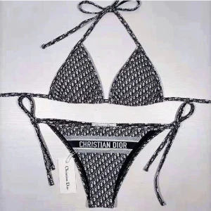 dior bikini - köpt på plick men säljer vidare då den inte kommer till andvänning, nysick endast underdelen, stlk xs-m då bandet är justerbart. Går att pruta💕