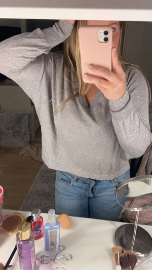 Festlig tröja - Säljer denna jättefina tröjan som är skön och snygg. Säljer den för att jag inte har haft den på ett tag! Är fortfarande lite osäker på om jag ens vill sälja den då jag gillar den väldigt mycket😍 men det finns ngn som kommer använda den mer än mig🫶
