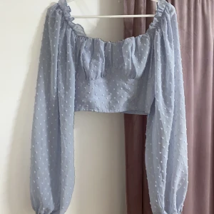 Topp - Hej tjejer! Säljer nu min söta topp för 200 kr, aldrig använd! Storlek XS. Finns i Strängnäs kan fraktas