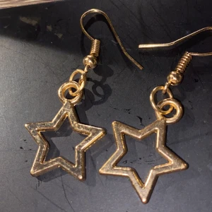 Stjärn örhängen - Fina stjärn örhängen (guld) som inte används så mycket💕frakt:15kr