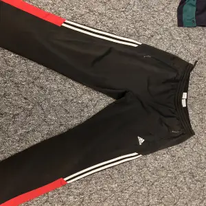 Adidas byxor. Väldigt långa på mig som är ca 160