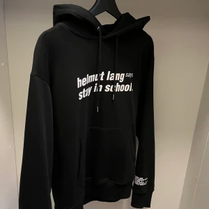 Helmut Lang hoodie  - Strl M i färgen svart, cond 9,5/10 knappt använd, Nypris 3000