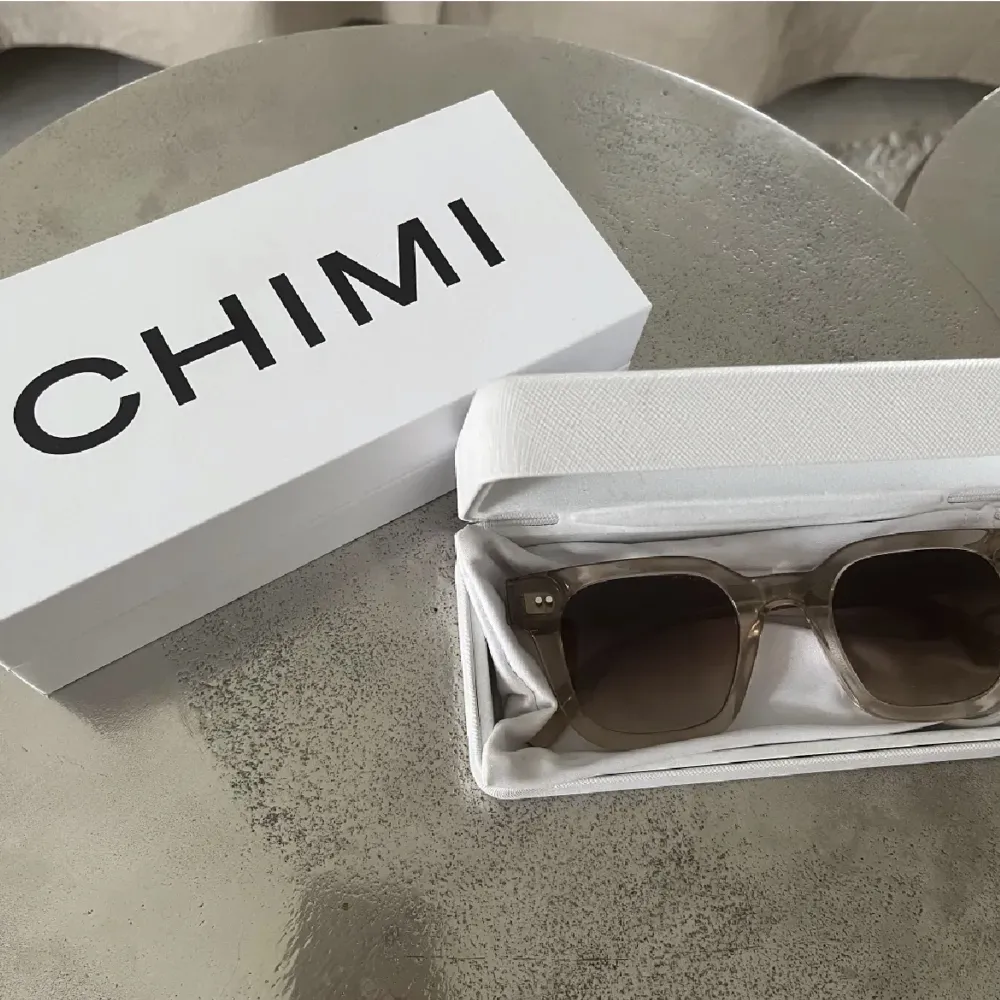 Säljer mina chimi solglasögon i ecru 04 som är endast använda ett fåtal gånger och är därför i väldigt fint skick!. Accessoarer.