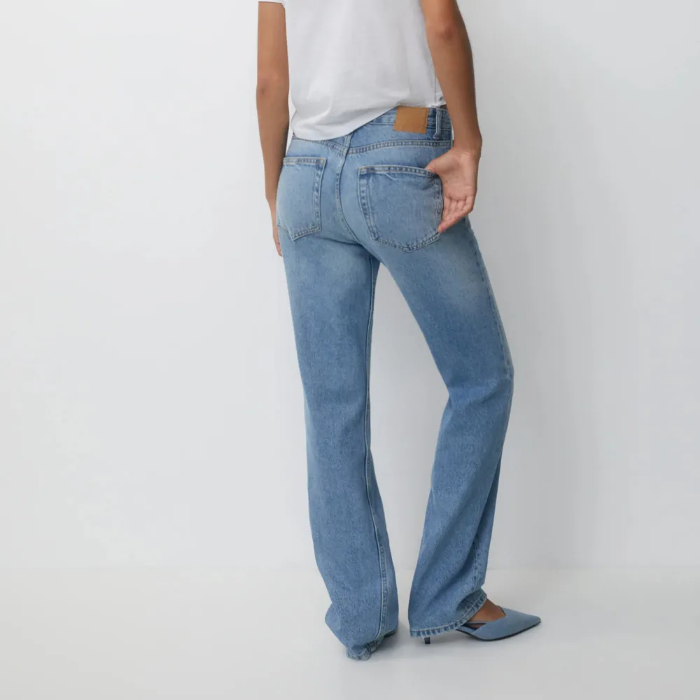 Blå jeans från pull&bear. Gick upp 2 storlekar för att få dem väldigt baggy, men blev mycket för stora. Jeansen är storlek 42.. Jeans & Byxor.