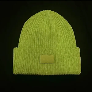 Neongrön mössa - Supersnygg mössa från H&M i stark neongrön färg 💚 Mössan har endast testats. Gratis frakt fram till 10 september så passa på!