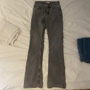 Säljer mina grå jeans från Gina tricot då de blivit för små. Säljer för 150kr+frakt💓💓