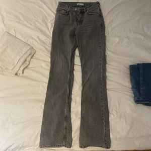 Grå jeans - Säljer mina grå jeans från Gina tricot då de blivit för små. Säljer för 150kr+frakt💓💓