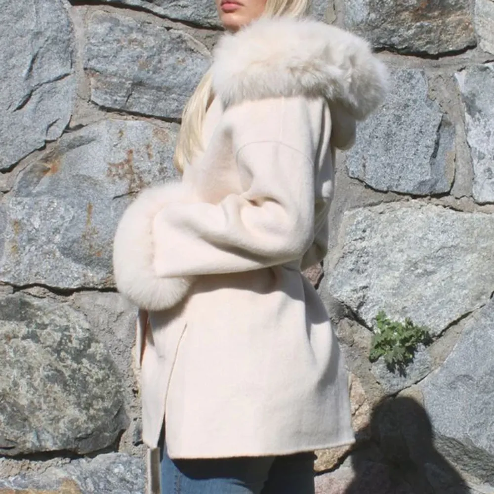 Superfin och varm kappa från Fur Stockholm i modellen ”Vanessa” i färgen off white. Aldrig använd. Pälsen på både ärmarna och luvan är avtagbara om så önskas. Perfekt nu till hösten och vintern 🤍 nypris: 2399kr. Jackor.