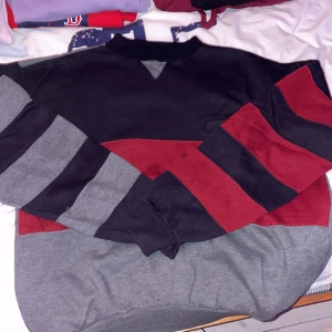 Vintage Sweatshirt - Säljer en av mina gamla favorit tröjor från J.B Buck, pga att den inte används längre. Tröjan är i bra skick och är egentligen storlek L men sitter mer som en M-S