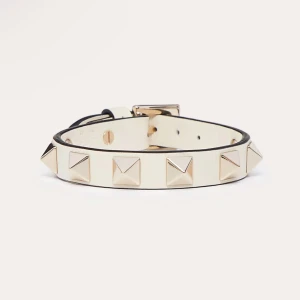 Valentino armband  - Säljer ett superfint valentino armband som är i nyskick, det är i vitt och guld med svart kant runt om. Extra nitar finns med. Ny pris 2949kr jag säljer det för 2000kr (pris kan diskuteras) 