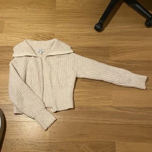 Stickad kofta - Jättefin stickad kofta från and other stories. Jätteskön och härlig till hösten. Varm och mysig i bra skick❤️❤️❤️🤗🤗😊