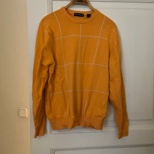 Vintage sweater orange - Orange sweater i storlek small.  Smal passform och sitter lite för tight på mig som är 175 cm lång. Fin färg som funkar perfekt till ett par mörka baggy jeans.