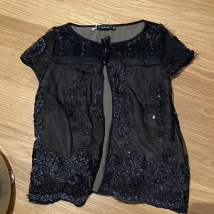 Topp - Svart Blus/topp med jättefina glittriga spetsdetaljer. I nytt skick och jöttefin nu till höst och vinter!!! Storlek S/M från ”Twin set - Simona Barbieri” made in italy. ❤️🤗🤗😊skriv om frågor finns❤️