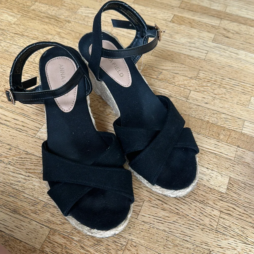 Ett par superfina sandaletter med kilklack ifrån Anna Field i storlek 36😻 Säljs då de är för små. . Skor.